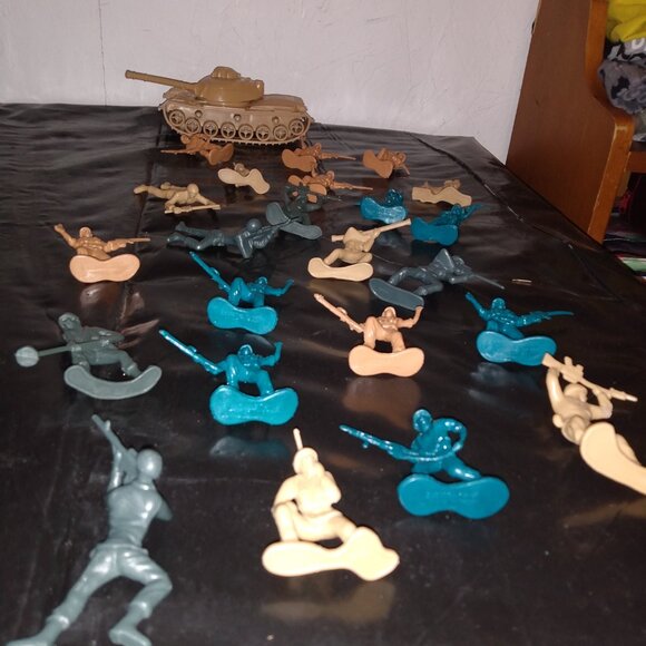 Tiny Army Men and Tank - Picture 1 of 8